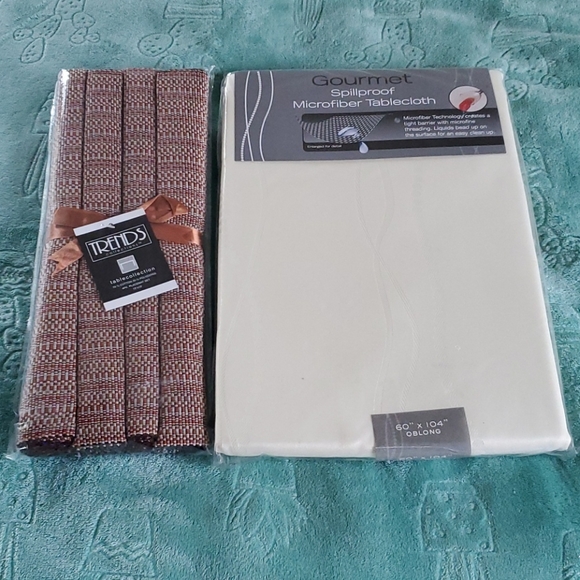 NWOT Tablecloth/Placemats Bundle - Picture 6 of 7